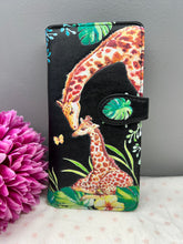 Load image into Gallery viewer, Large Women&#39;s Wallet - Giraffe Black
