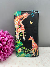 Load image into Gallery viewer, Large Women&#39;s Wallet - Giraffe Black
